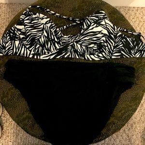 Athleta two piece underwire B/W swimsuit- excellent condition!